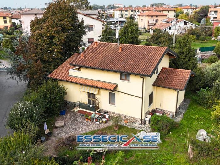 Casa con 6 locali in vendita in Via Ludovico Ariosto, Centro, Cologno al Serio