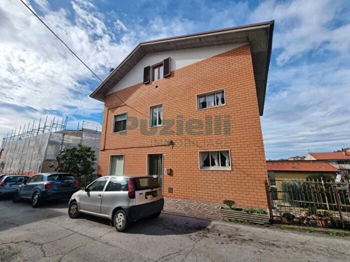 Appartamento con 6 locali in vendita in Via Luigi Bartolacci, Centro, Fermo