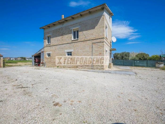 Casa trilocale in vendita in Strada Statale della Val di Chienti, Morrovalle