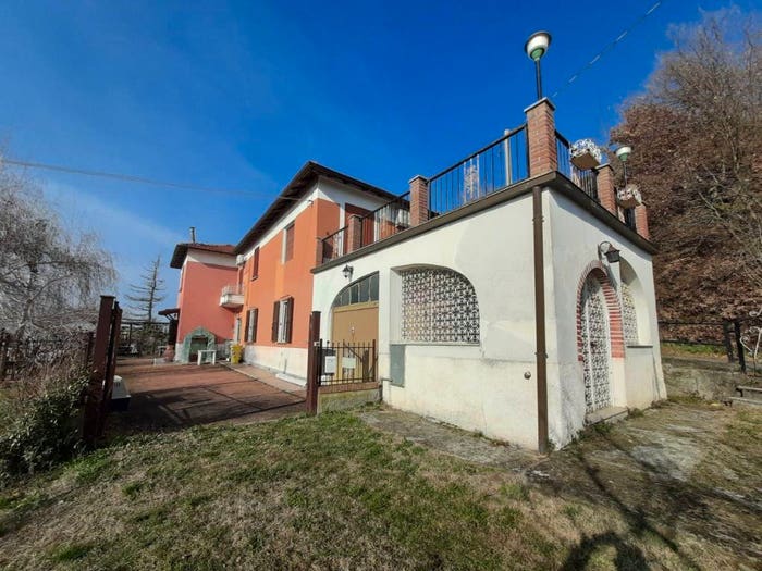 Casa quadrilocale in vendita in Viale Fallabrino, Cremolino