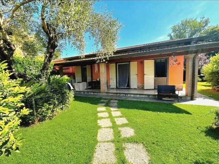 Casa quadrilocale in vendita in Ronchi Poveromo, Massa