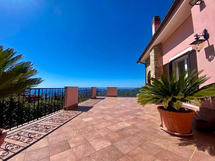 Appartamento quadrilocale in vendita in Borgo Sant'Agata Borgo d'Oneglia Costa d'Oneglia, Imperia