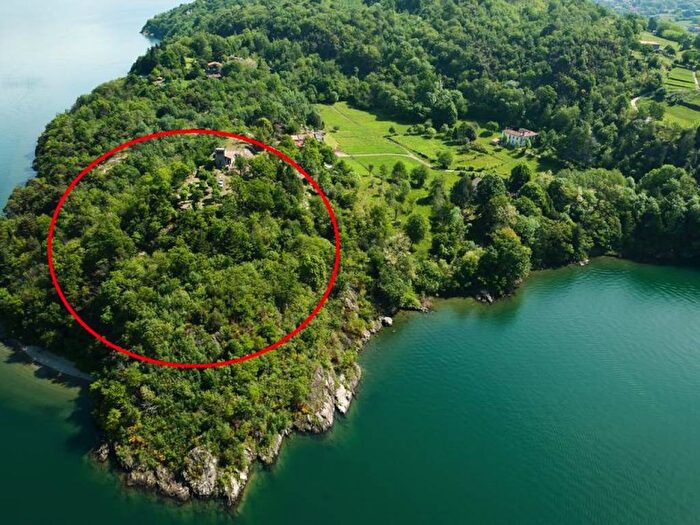 Casa quadrilocale in vendita in Frazione Olgiasca, Olgiasca, Colico