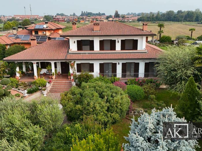 Casa con 6 locali in vendita in Via Monte Bianco, Pombia