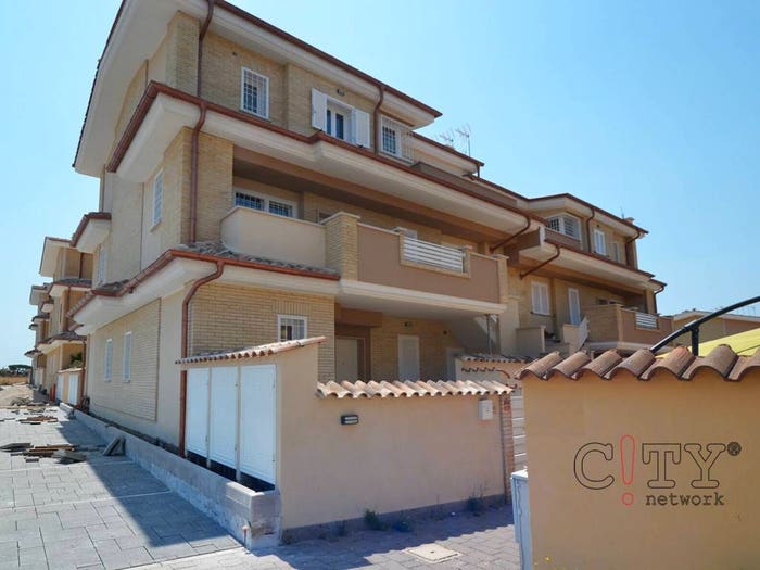 Appartamento trilocale in vendita in Via Mar Caspio, Torvaianica Alta, Pomezia