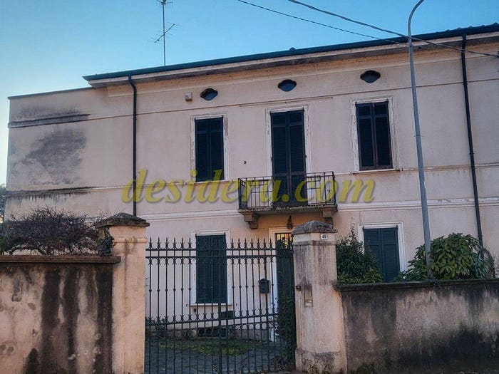 Casa con 6 locali in vendita in Via Camillo Benso di Cavour, Centro, Castelletto Sopra Ticino