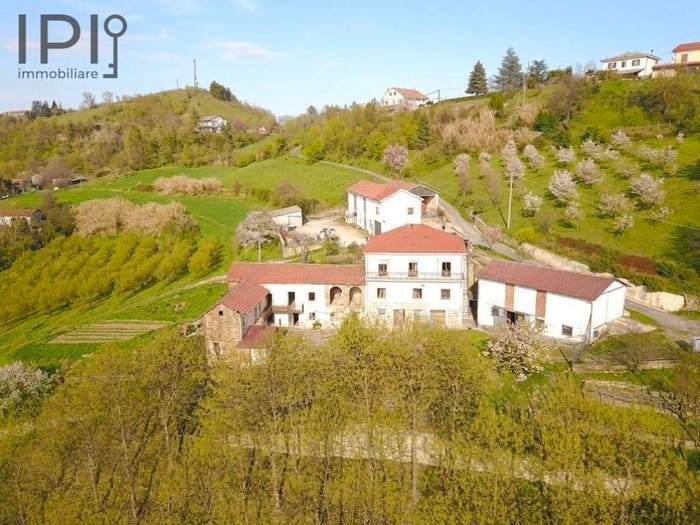 Casa con 6 locali in vendita in Reg Varianda, Montechiaro d'Acqui