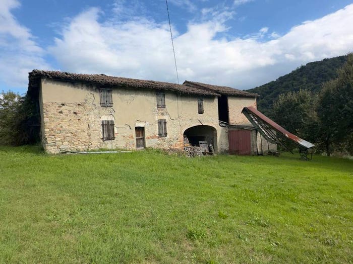 Casa quadrilocale in vendita in Strada Provinciale di Varano Marchesi, Medesano