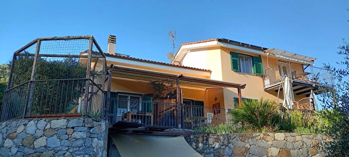 Casa con 8 locali in vendita in Regione Barbaira Snc, Dolceacqua