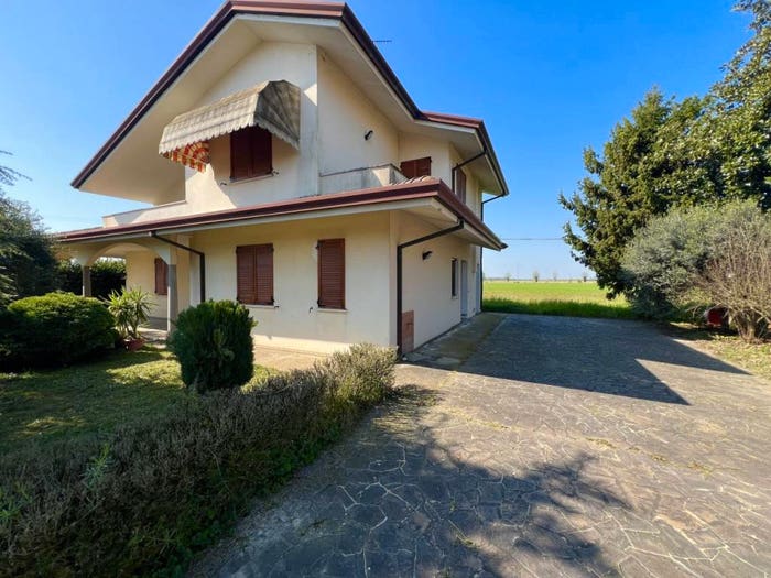Casa quadrilocale in vendita in Via Sant'Agostino, Menà, Castagnaro