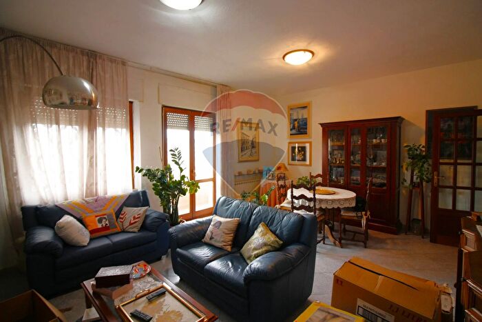 Appartamento con 5 locali in vendita in Via Toscana, Nuoro