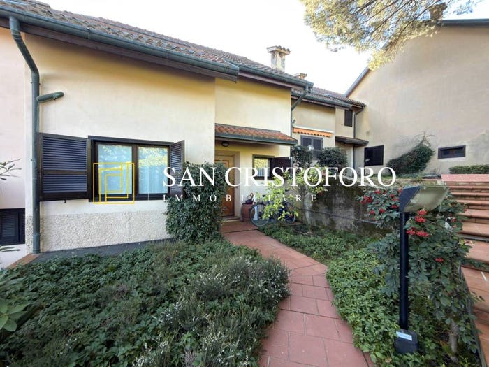 Casa con 6 locali in vendita in Barlassina