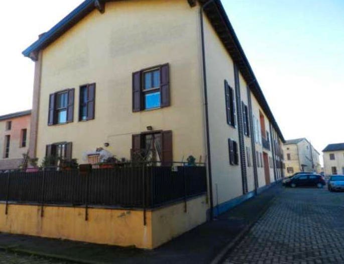 Casa quadrilocale in vendita in Piazza Soyons già Via Roma, Spinadesco