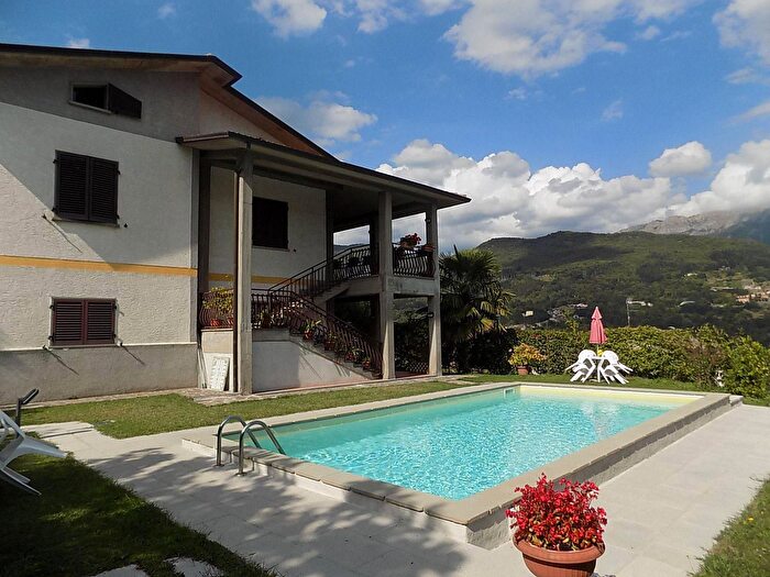 Casa con 13 locali in vendita in Camporgiano