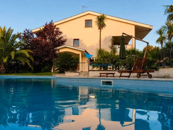 Casa con 6 locali in vendita in Piazza della Chiesa, Centro, Cappelle sul Tavo
