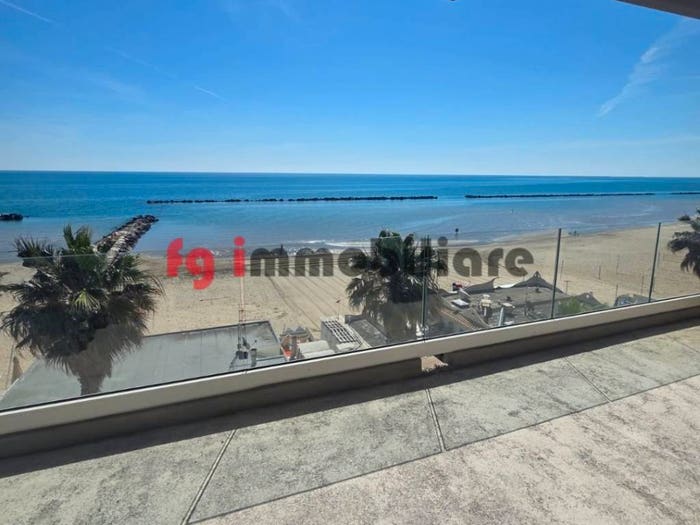 Appartamento con 5 locali in vendita in Lungomare Alcide De Gasperi, Centro, Grottammare