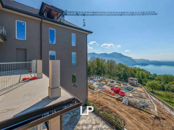 Appartamento con 5 locali in vendita in VIA MONSIGNORE SCAVINI, Arizzano