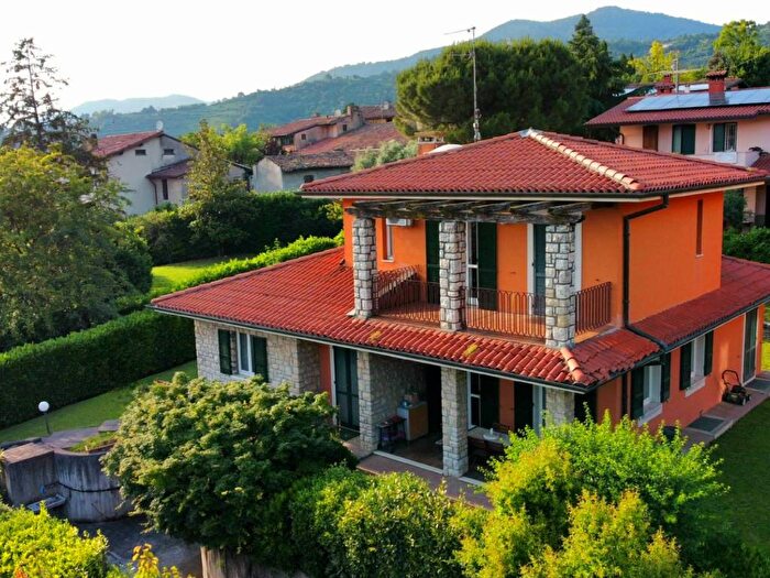 Casa con 5 locali in vendita in Via Papa Paolo VI, Centro, Cellatica