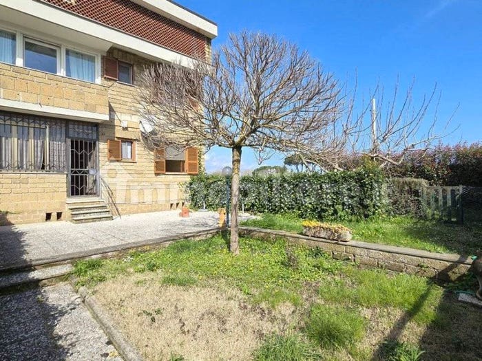 Appartamento trilocale in vendita in Via Isola Martana, Capodimonte