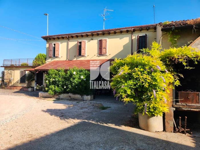 Casa con 6 locali in vendita in Strada Casone, Roverbella