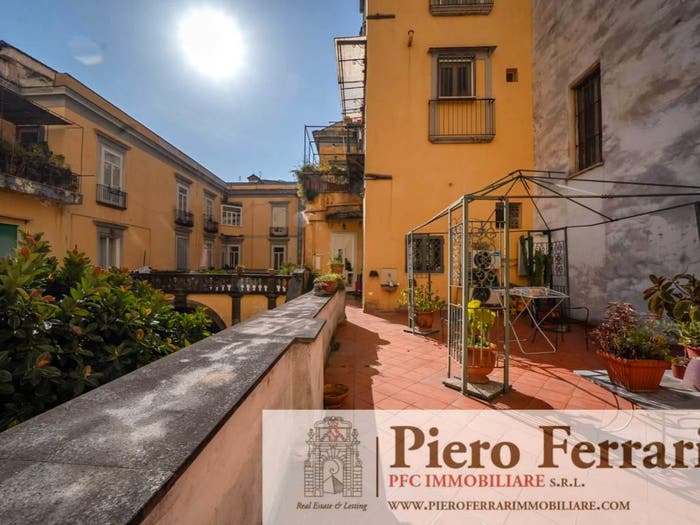 Appartamento quadrilocale in vendita in Via Luigi Settembrini, Tribunali, Napoli