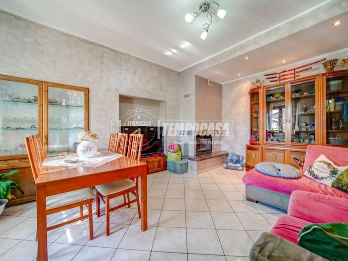 Appartamento trilocale in vendita in Via Pietro Nenni, Centro, Biandronno