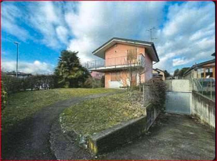 Casa con 6 locali in vendita in Molteno
