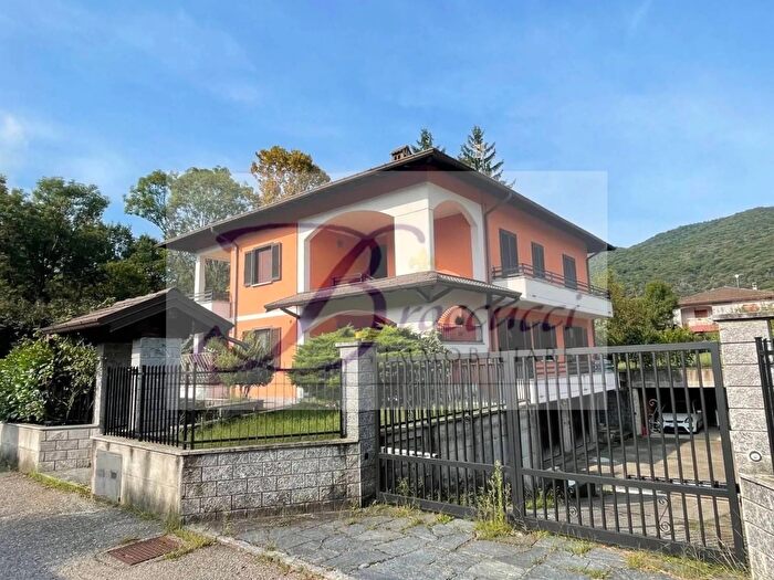 Appartamento quadrilocale in vendita in Cuasso Al Monte
