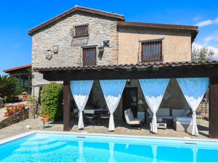 Casa con 6 locali in vendita in Piazza Nicolò Maggi, Avegno