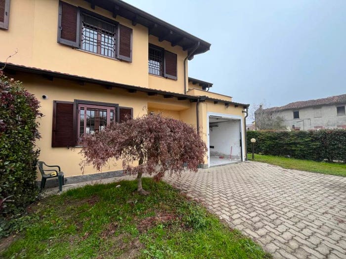 Casa quadrilocale in vendita in Via Glicine, Landriano