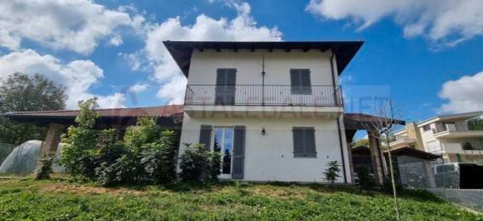 Casa con 6 locali in vendita in Strada Castelletto, Centro, Bra