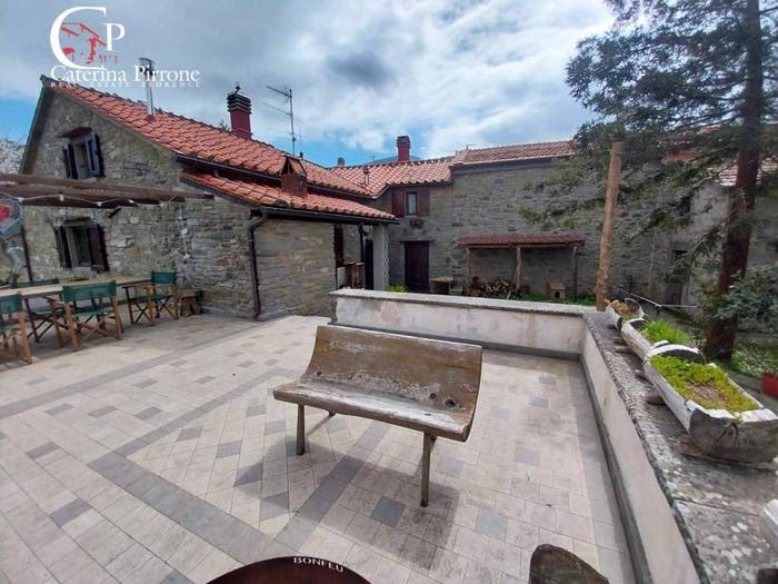 Casa con 6 locali in vendita in località La Castellina, San Godenzo