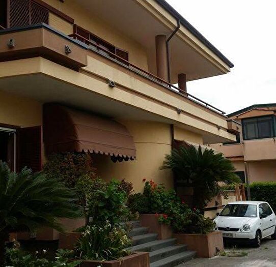 Casa con 5 locali in vendita in Via Gennaro Papa, Castel Morrone