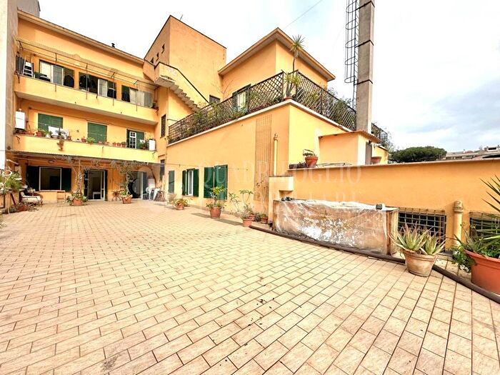 Appartamento quadrilocale in vendita in Via Assisi, Furio Camillo, Roma