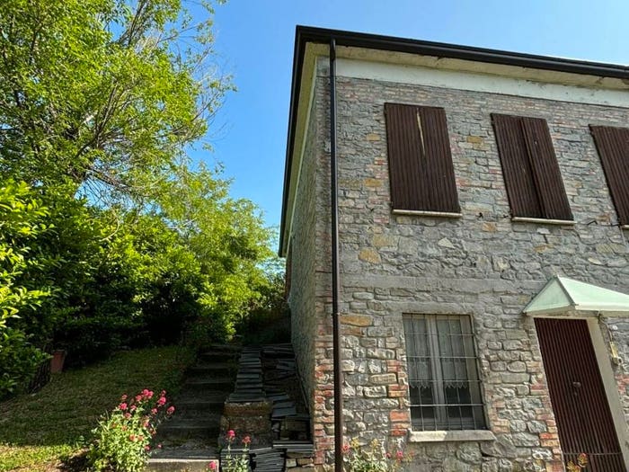 Casa quadrilocale in vendita in Frazione Corniana, Terenzo