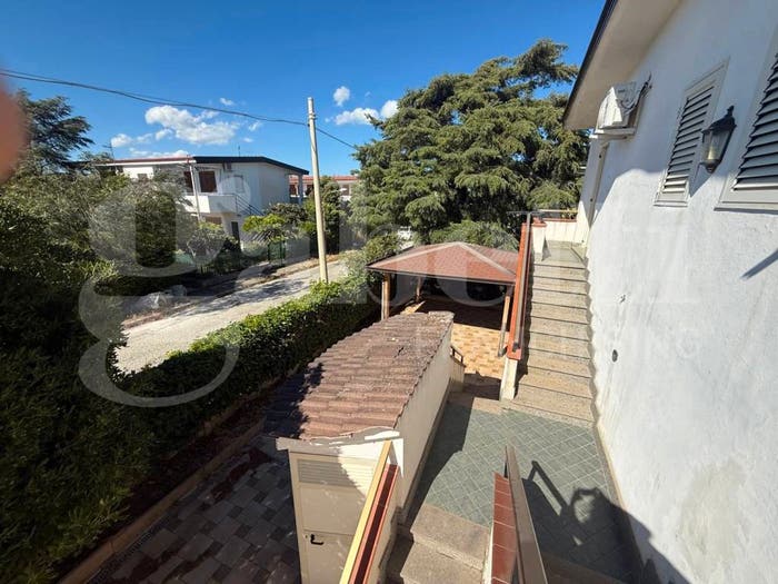 Appartamento con 6 locali in vendita in VIALE RAPALLO, Villaggio Carrao, Cropani