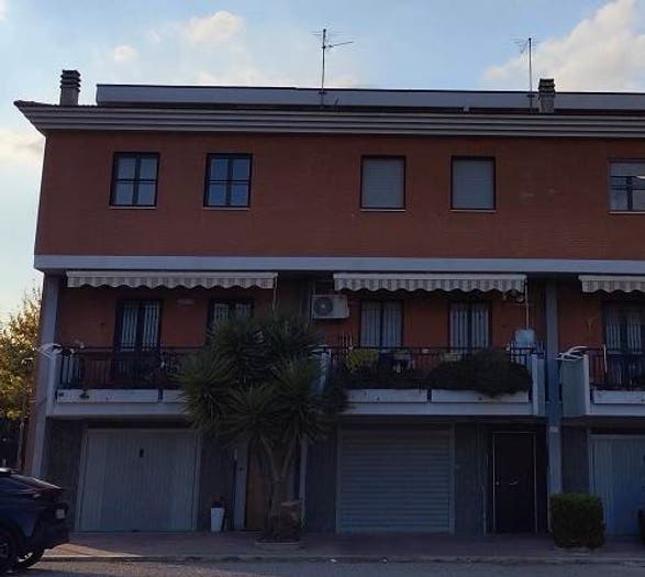 Casa con 6 locali in vendita in Via Luigi di Stefano, Comparto Biccari, Foggia