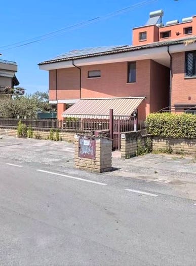 Appartamento trilocale in vendita in Via Montottone, Corcolle, Roma
