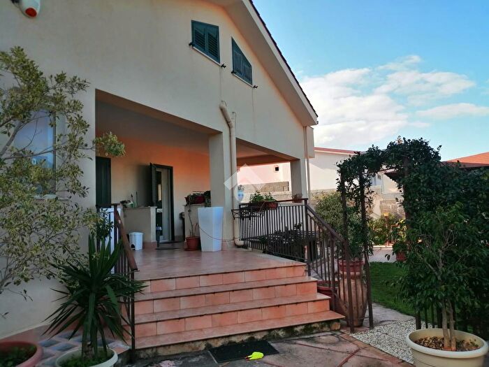 Casa con 7 locali in vendita in Via Panarea, Capaci
