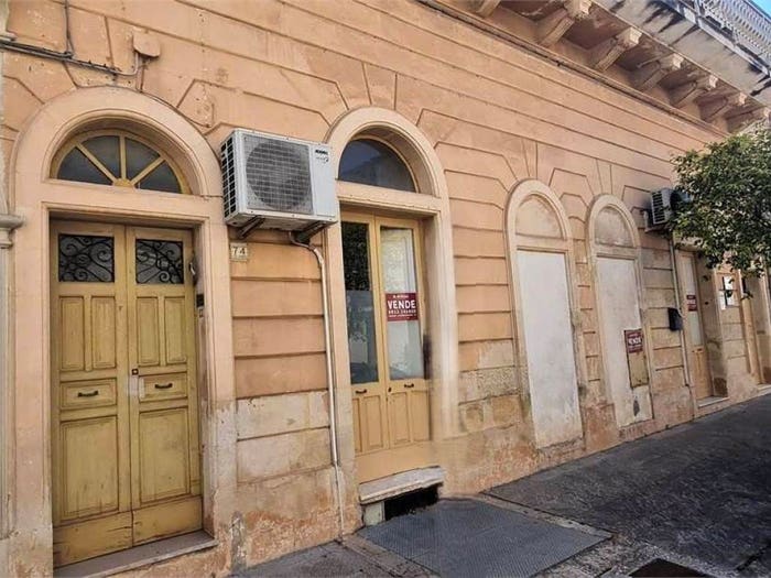 Casa con 6 locali in vendita in Via Conte Alberti, Collepasso