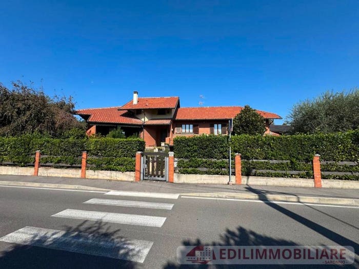 Casa con 6 locali in vendita in Via Ugo Foscolo, Gerenzano