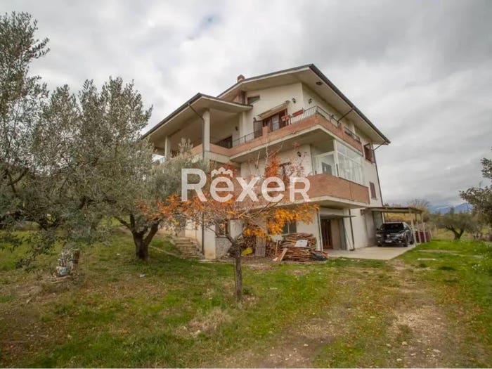 Casa con 6 locali in vendita in Via Colle Grande, Alanno
