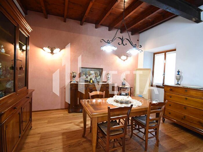 Appartamento con 6 locali in vendita in Via Prebone, Centro, Barzanò