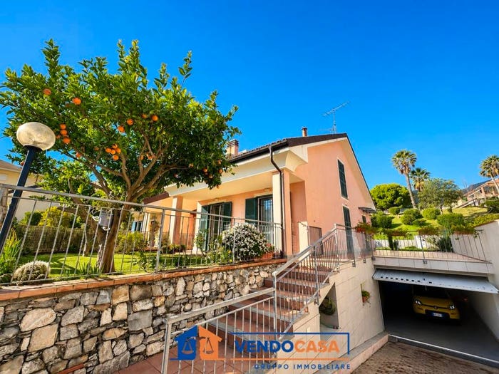 Casa con 6 locali in vendita in Via San Bernardo, Centro, Ceriale