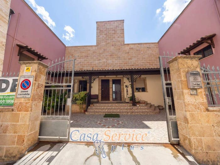 Casa con 6 locali in vendita in Via Giuseppe Galliano, Casarano