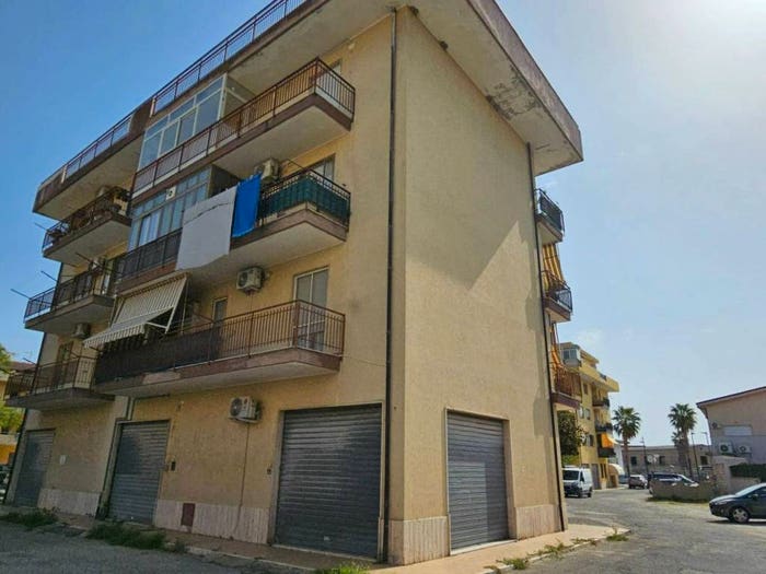 Appartamento quadrilocale in vendita in Largo Fratelli Bandiera, Marina Di Davoli, Davoli