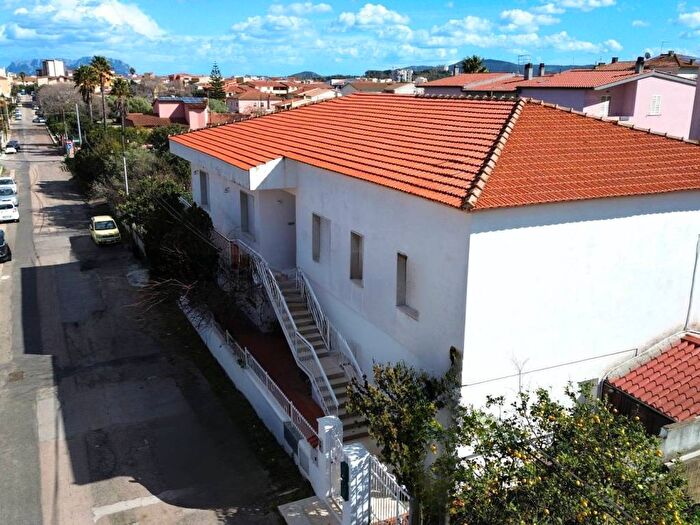 Casa con 6 locali in vendita in Zona Campo Sportivi Bruno Nespoli, Sacra Famiglia Bandinu, Olbia