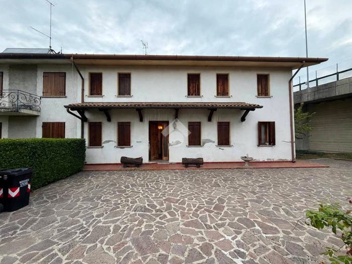 Casa con 6 locali in vendita in Via Trieste, San Vendemiano