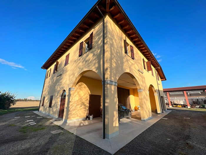 Casa con 10 locali in vendita in Via del Papa, Crevalcore