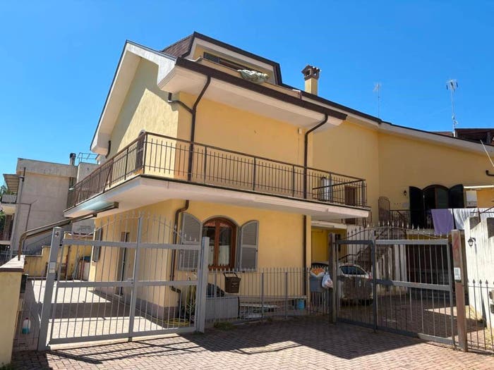 Casa con 6 locali in vendita in Marcellina